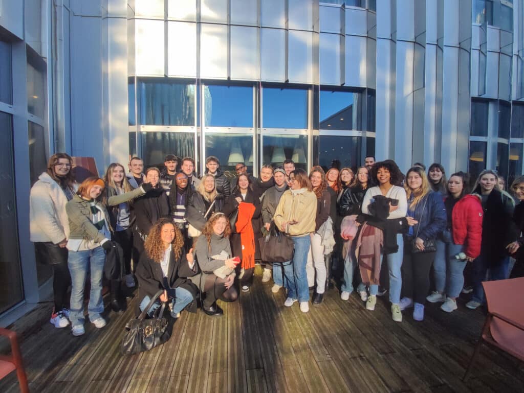 Photo d'étudiants qui posent sur le toit d'un rooftop dans le cadre d'une visite d'hôtel avec l'ISEFAC