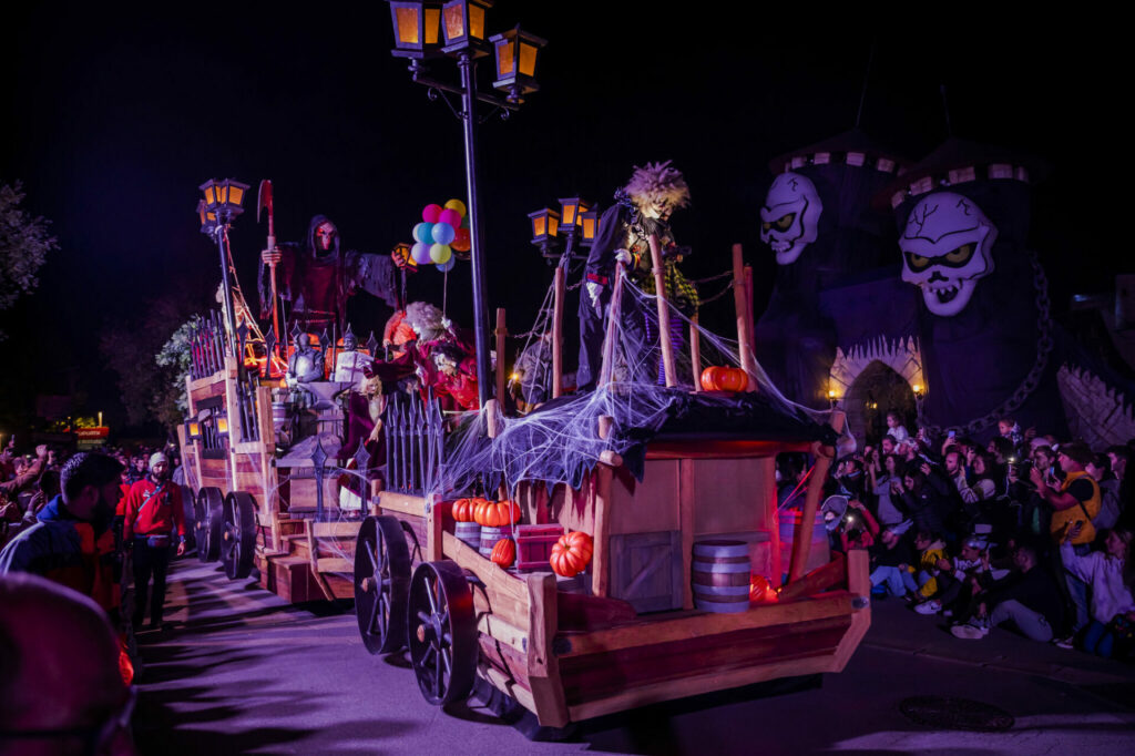 Chars décorés pour d'Halloween au Parc Astérix 