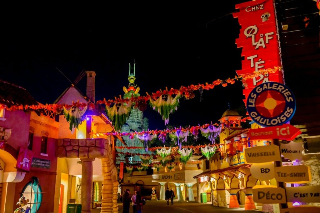 Village décoré à Halloween au Parc Astérix 