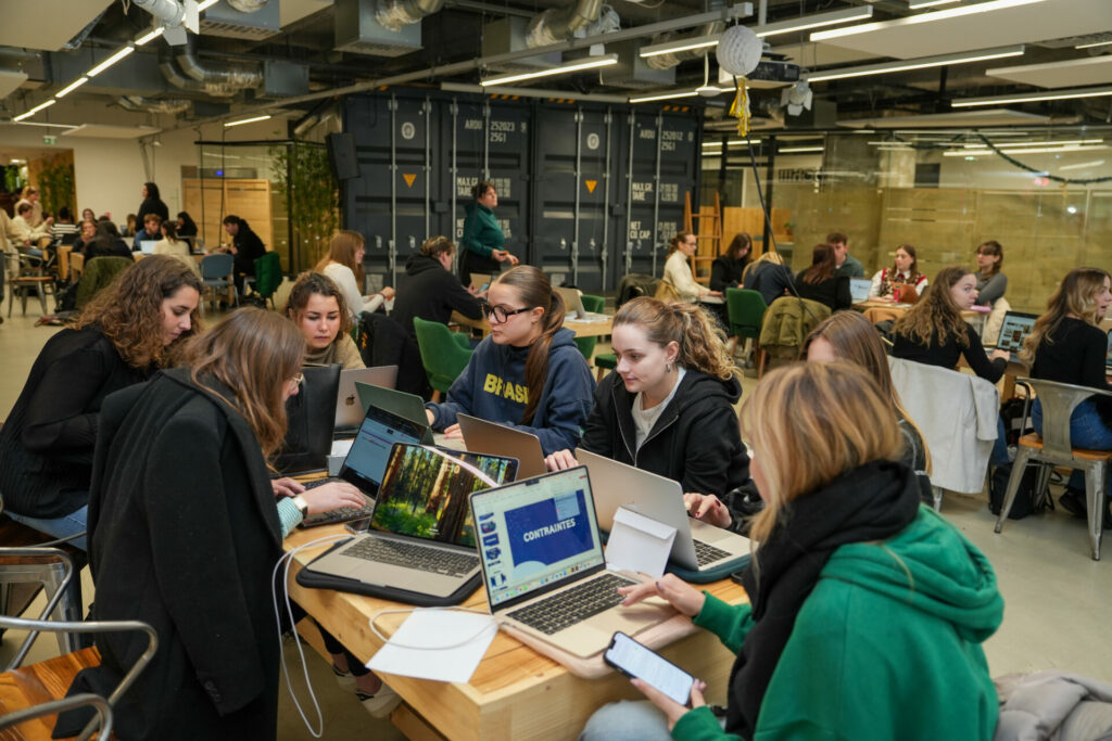 Junior Agence du campus de Lille pour le marché de Noël PoppyPop Market. 