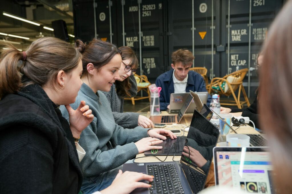 Junior Agence du campus de Lille pour le marché de Noël PoppyPop Market. 